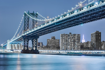 Naklejka premium Wgląd nocy mostu Manhattan
