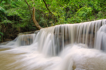 Obrazy na Plexi  Wodospad w głębokiej dżungli lasów deszczowych (wodospad Huay Mae Kamin i
