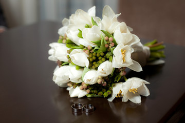 Obraz na płótnie Canvas Tulip wedding bouquet with rings on table