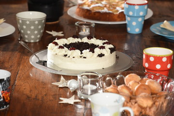 Schwarzwälder Kirschtorte auf dem Kaffeetisch