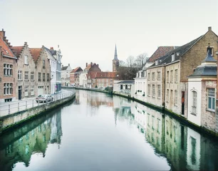 Gordijnen Middeleeuws kanaal in Brugge, België © sonyakamoz