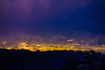 Gewitterwolken glühen im Sonnenuntergang