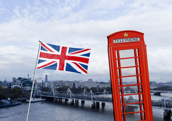 Telefonzelle und Britische Flagge mit London Panorama