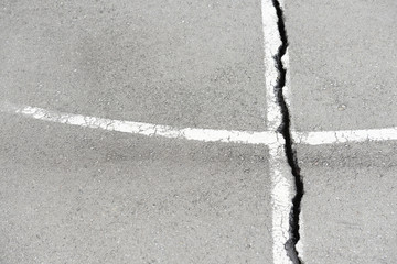 Vertical crack on the asphalt terrain - obrazy, fototapety, plakaty