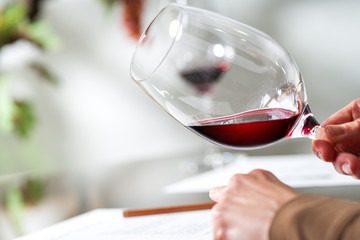 Sommelier evaluating wine at tasting. - obrazy, fototapety, plakaty