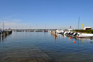 Abwaschbare Fototapete Motorboote und Segelboote im Hafen Altefähr, Rügen © textag
