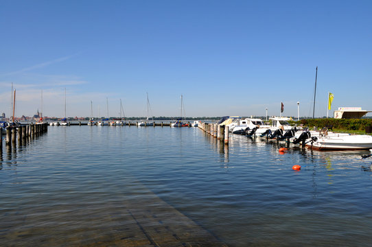 Motorboote und Segelboote im Hafen Altefähr, Rügen