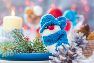 Obraz premium Christmas festive xmas eve table board setting New Year snowman