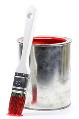 rote Farbe mit Pinsel isoliert auf weißem Hintergrund
