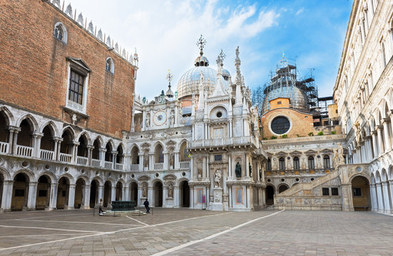 Fototapeta Сourtyard of Doge's Palace (Palazzo Ducale) in Venice, Italy