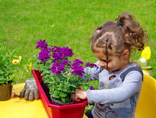 petite fille qui jardine