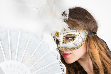 Ragazza con maschera di carnevale