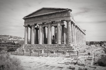 Obraz premium Greek temple in Agrigento, Sicily. Black and white image