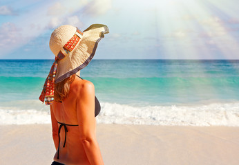 Fototapeta na wymiar Back of Woman in bikini on the beach.