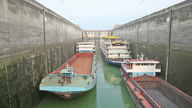 Timelapse video of ships rising in a ship lock