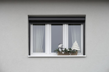Modernes PVC Fenster mit Weihnachtsdekoration