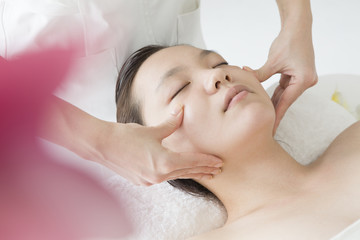 Obraz na płótnie Canvas Asian women undergoing massage of face