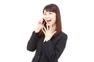 スマートフォンで通話して驚くビジネスウーマン