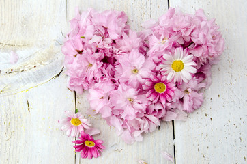 Auszeit: Herz aus Japanischen Kirschhblüten und Margeriten :)