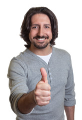 Mann aus der Türkei zeigt den Daumen