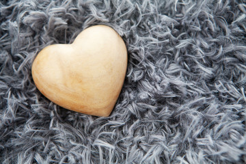 coeur en bois sur fond de laine grise