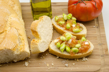 Pan con tomate y habas crudas