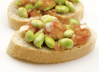 Pan con tomate y habas crudas