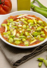 Ensalada de habas con tomate,cebolla y aceite de oliva