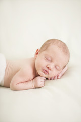 Newborn Baby schlafend in Bauchlage