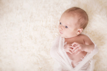Newborn kleines Mädchen wach