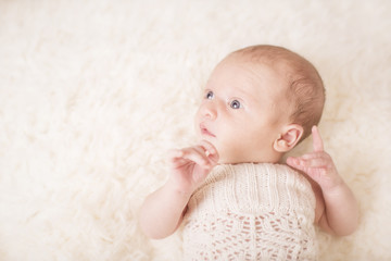 Newborn kleines Mädchen wach
