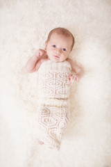 Newborn Blick nach oben