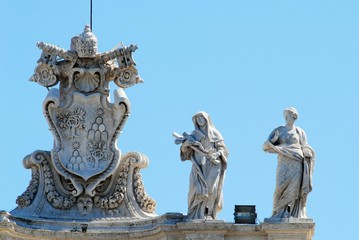 Obraz premium Sculptures on the facade of Vatican city works