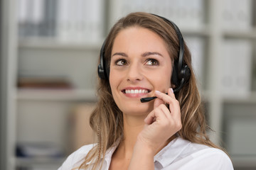 freundliche mitarbeiterin in einem call-center
