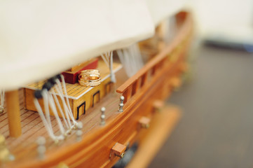 Obraz premium Golden Rings on Ship