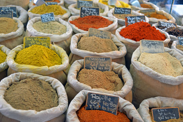 Offene Gewürze auf dem Wochenmarkt in der Provence