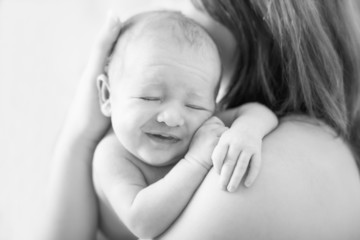 Newborn Baby auf Mamas Schulter