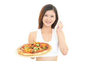 ピザを持つ女性