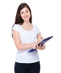 Naklejka premium Woman write on clipboard