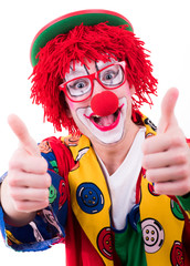 begeisterter clown zeigt die daumen hoch