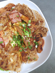closed up stir-fried rice noodle with chicken