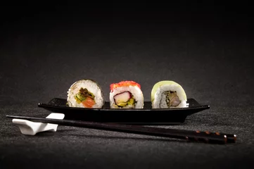 Fototapete Sushi-bar Luxuriöses Sushi auf schwarzem Hintergrund - japanische Küche