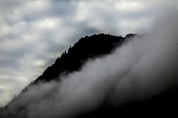 montagne con nebbia  strada del brennero tirolo trento