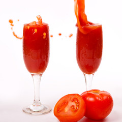Томатный сок и помидоры на белом фоне