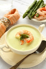 Delicious cream soup with asparagus and shrimp