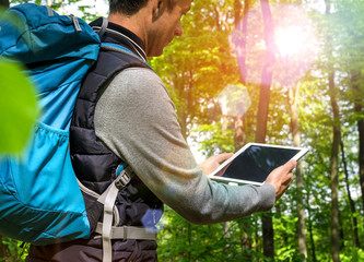 Mann mit Tablet PC Navigation beim Wandern Display leer