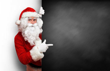 Leere Wand und Weihnachtsmann