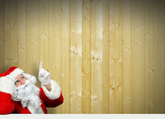 Leere Wand und Weihnachtsmann