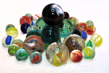 Tas de billes de verre de toutes les couleurs