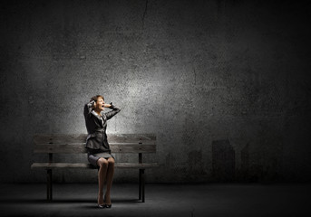 Obraz premium Tired businesswoman